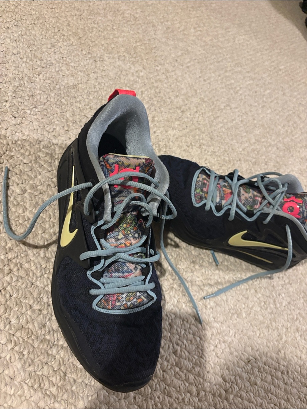 KD 13 size 11 US men’s(butterfly’s and chains)
Barely worn cheap price!!!